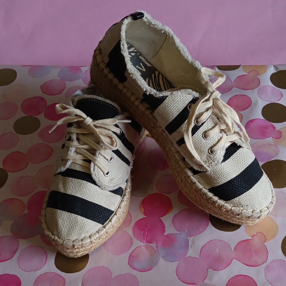 DV by Dolce Vita Black and Cream Casual Shoes